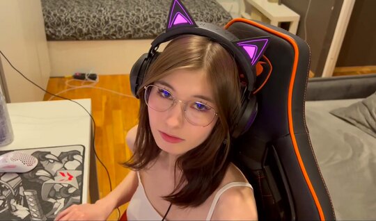 Сводная сестра поймала братца на кукан ради новой коллекции Сводная сестра поймала братца на кукан ради новой коллекции