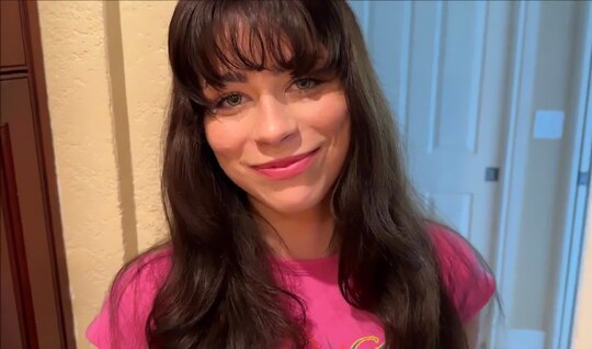 Сводная сестра помогает снять стояк с помощью анального секса. Погрузитесь в видео онлайн.