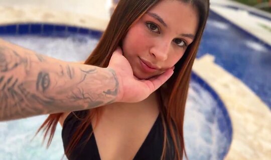 Соседка пользуется моим бассейном, а я ее девичьими прелестями.... Смотрите онлайн с удобством.