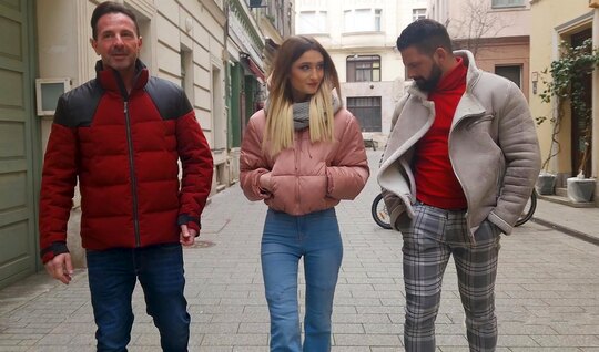 Лучшие друзья попользовали девушку в групповухе с двойным проникновением Лучшие друзья попользовали девушку в групповухе с двойным проникновением