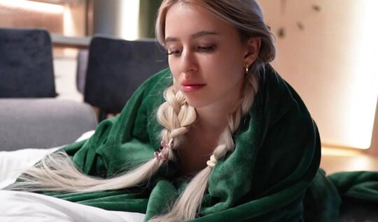 Сводный братец помог сестрице и от этого она получила сперму на трусы. Приятного просмотра видео через интернет.