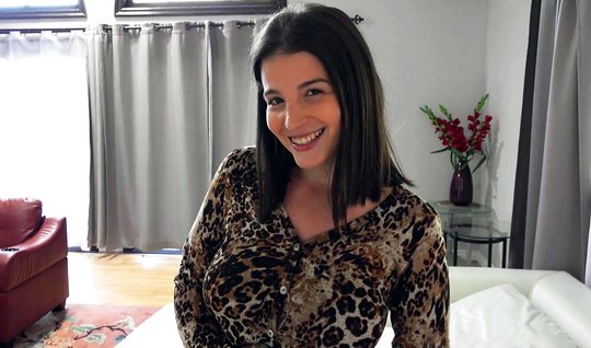 Чак как профессиональный геймер поимел не только дом, но и симпатичную  Ла Сирену