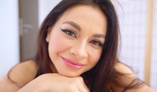 Показала как носит легинсы и сама прыгнула на член Показала как носит легинсы и сама прыгнула на член