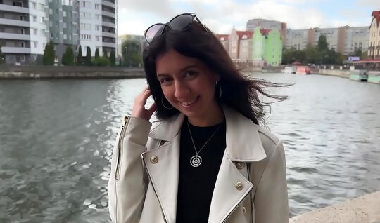 Катя паренька сняла и чуть ли не сразу в жопу дала...