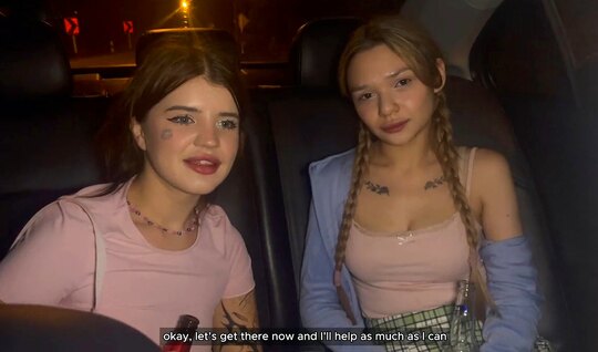 Парень помогает местным девицам с машиной и членом...