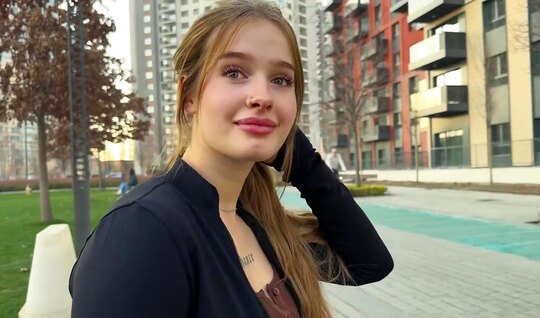 Деньги это самый лучший способ соблазнить на секс красивую соседку-студентку