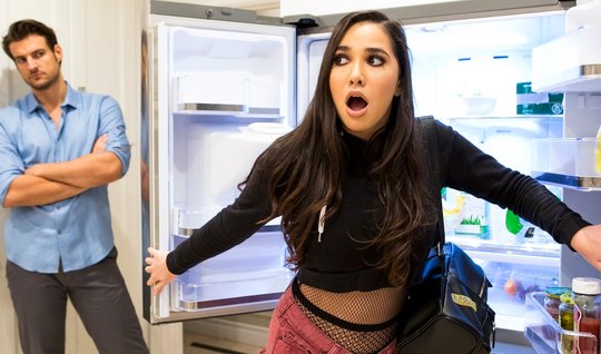 Вынесла соседский холодильник и получила членом по заслугам Вынесла соседский холодильник и получила членом по заслугам
