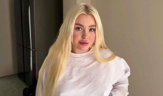 Симпатичная блондесса предложила мне заняться сексом и я не отказался!