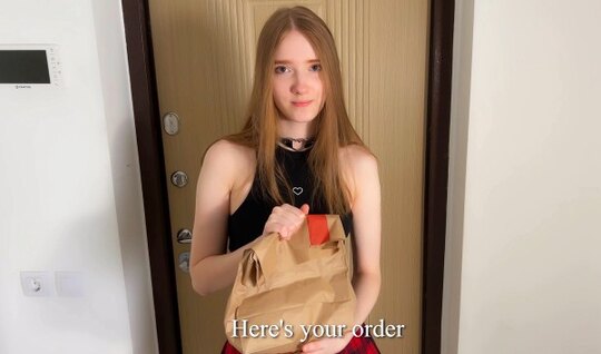 Молодая доставщица задержала заказ, но после отработала... Молодая доставщица задержала заказ, но после отработала...