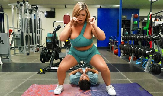 Аппетитная соседка по фитнесу распробовала член и он ей явно понравился!...