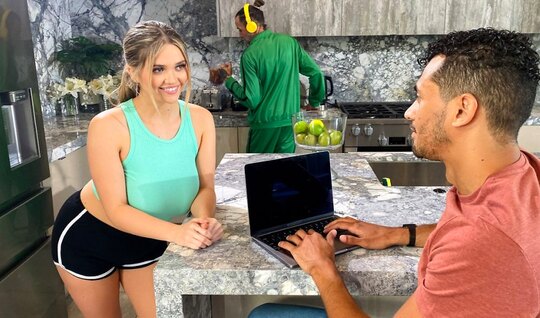 Большой член отличная добавка к большим сиськам девушки при жестком сексе в общежитии...