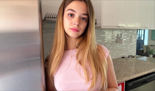 Шатенка влюбилась в соседа по комнате и теперь с удовольствием трахается с ним...