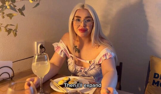 Красивая блондинка сначала жарит парня в туалете, а после зовет для секса к себе домой...